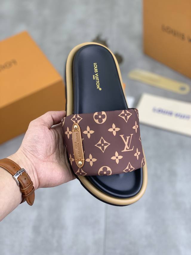 工厂价 实价 原单品质 Louis Vuitton 官网爆款路易威登 Lv情侣款拖鞋 专柜同步发售 ！意大利进口原版鸵鸟纹皮面 原厂特供原版底 码数：35-46